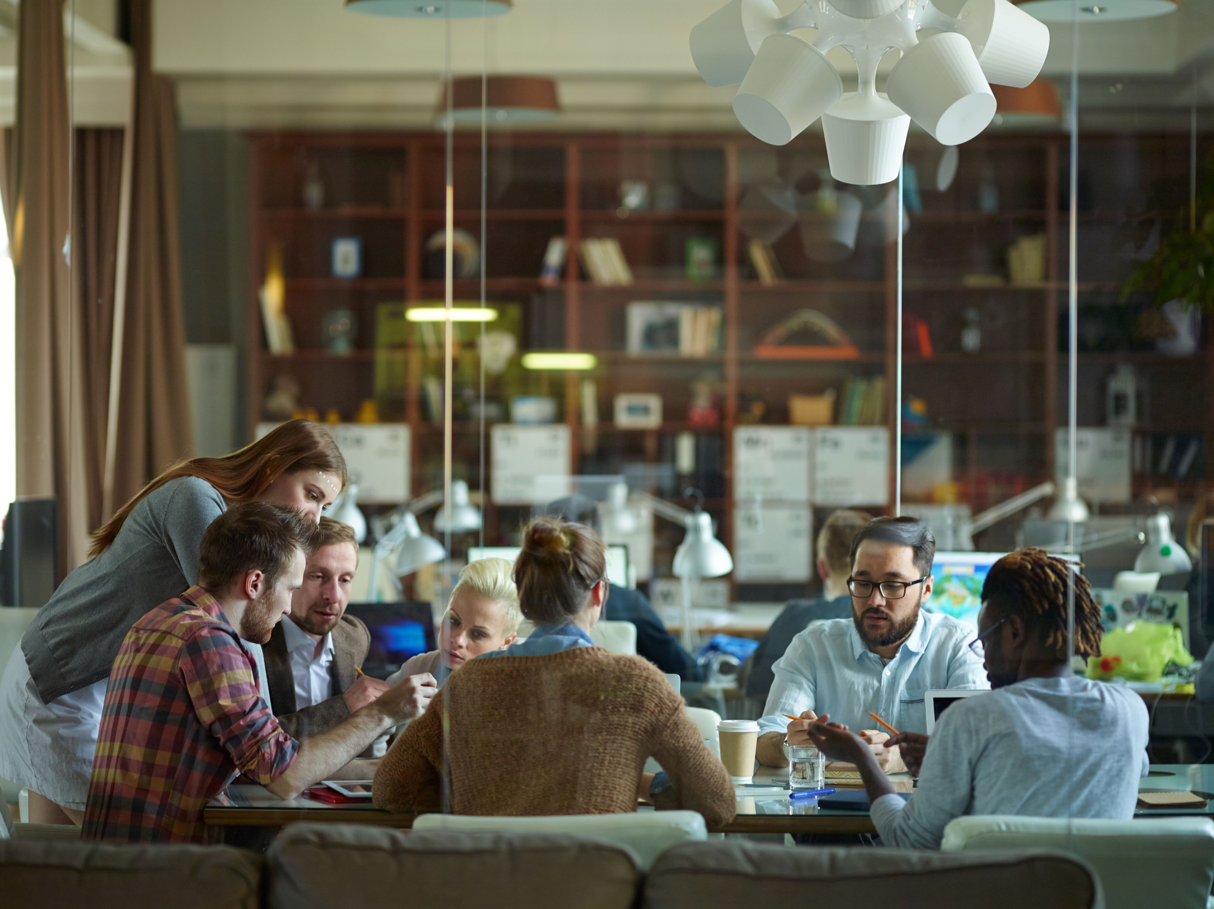 Mised group of professionals have a casual business meeting around a table - Copyright - pressmaster / Adobe Stock